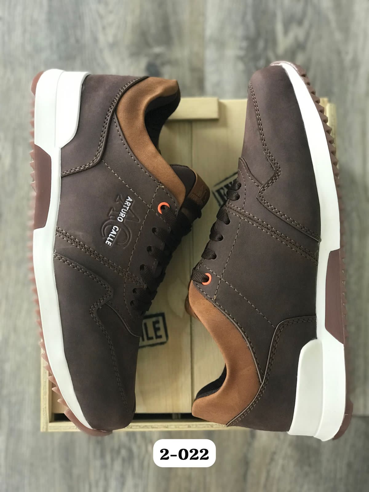 Calzado  deportivo Masculino de Cuero industrial. Confortable suela expanso liviana. resistentes cordones planos. el sello de marca grabado, garantiza calidad.