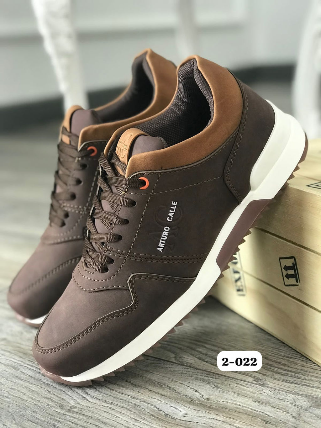 Calzado  deportivo Masculino de Cuero industrial. Confortable suela expanso liviana. resistentes cordones planos. el sello de marca grabado, garantiza calidad.